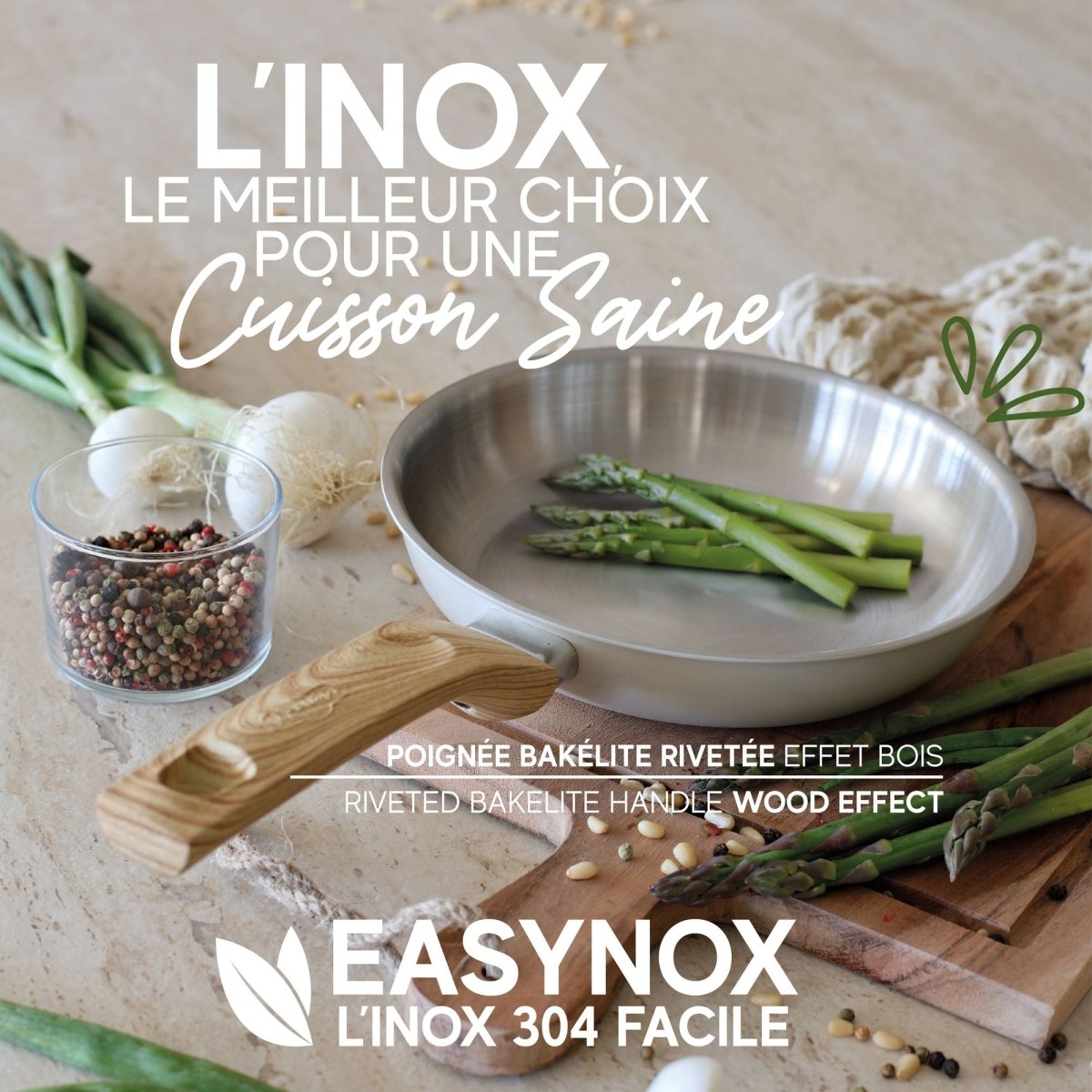 Poêle Easynox en inox avec asperges vertes, poignée bakélite effet bois sur planche à découper