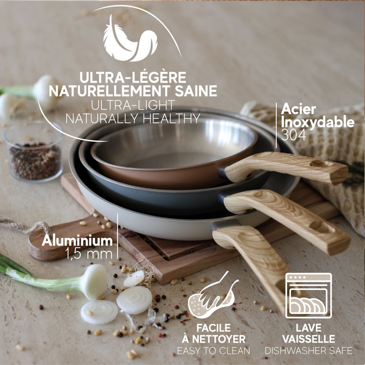 Trois poêles Easynox aluminium inox 20/24/28cm empilées avec manches bois sur planche, ingrédients frais et épices
