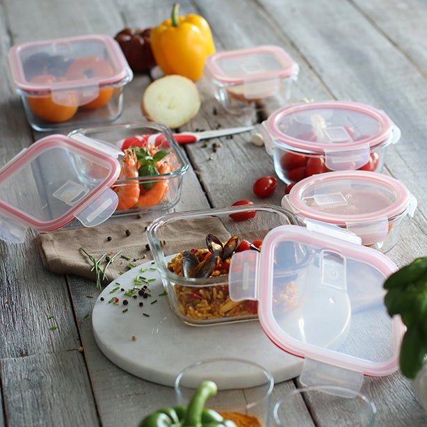 Lot de 6 boîtes hermétiques rectangulaires en verre avec couvercles roses et aliments frais sur table en bois