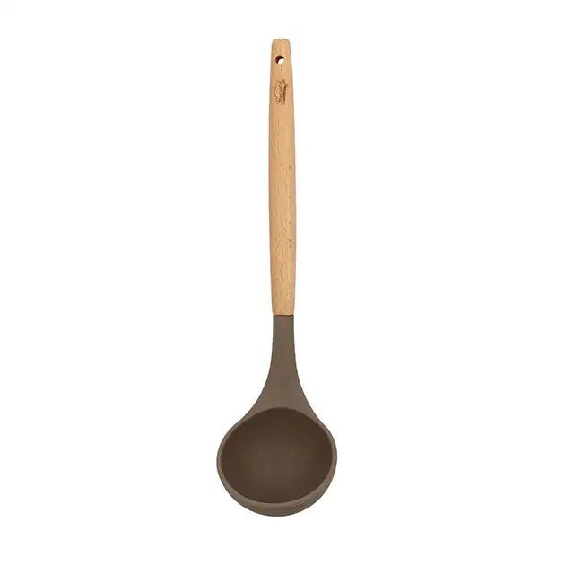 Louche Eliott Menastyl avec manche en bois naturel et tête en silicone marron, vue de face sur fond blanc