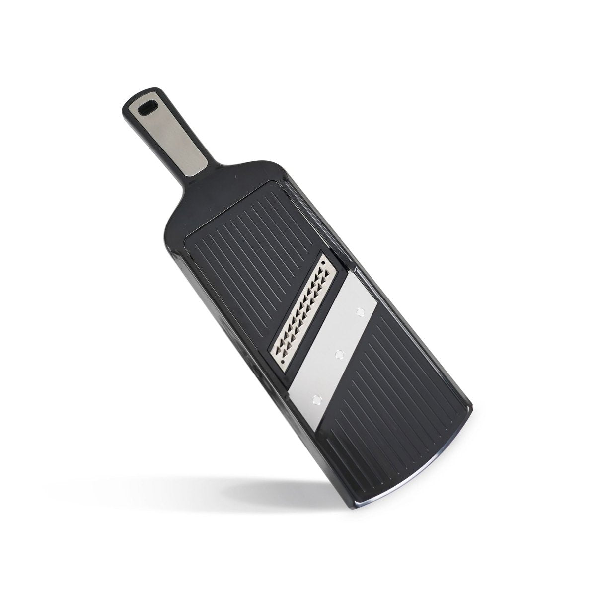 Mandoline de cuisine Menastyl avec poignée noire et double lame, vue diagonale sur fond blanc