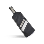 Mandoline de cuisine Menastyl avec poignée noire et double lame, vue diagonale sur fond blanc