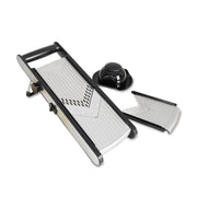 Mandoline sur pied Menastyl en acier inoxydable avec accessoires, vue d'ensemble sur fond blanc