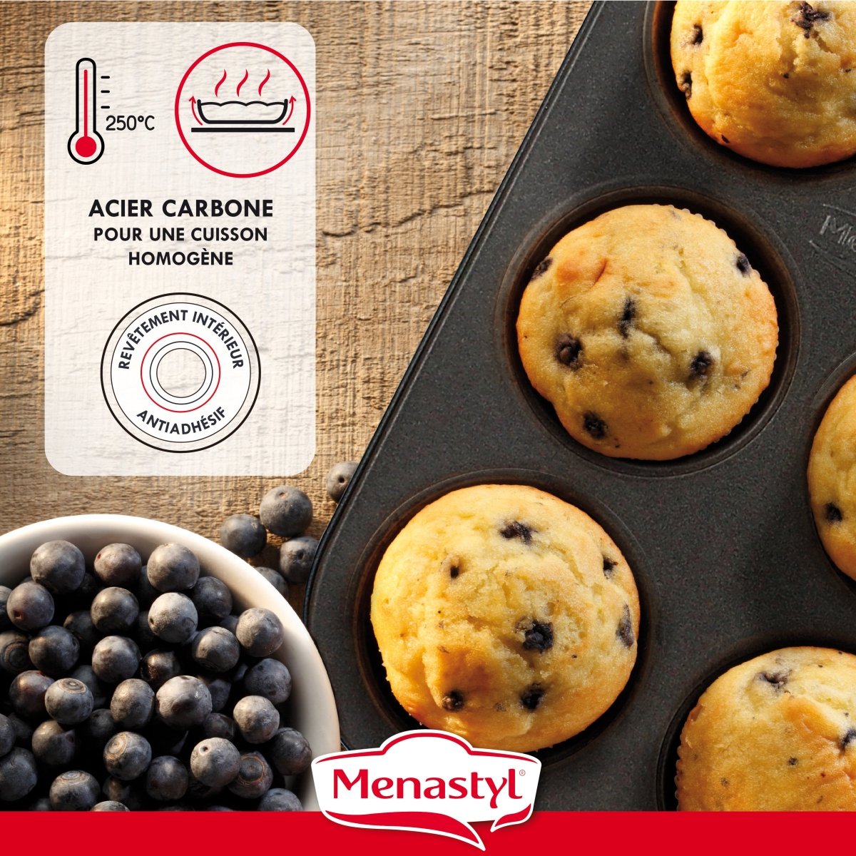 Moule à 12 muffins aux myrtilles en acier carbone antiadhésif, vue avec bleuets frais et packaging Menastyl