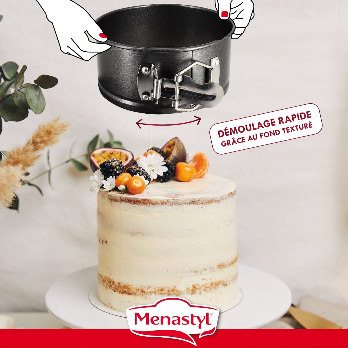 Moule à charnière Amandine démoulant un gâteau décoré, vue démonstration du système de clip latéral