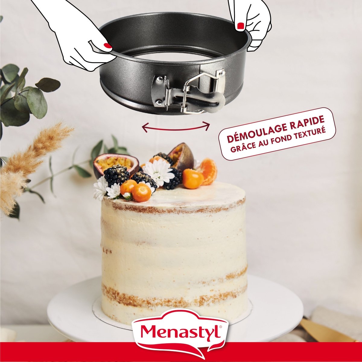 Démoulage rapide d'un gâteau avec moule à charnière Amandine 18cm, fond texturé antiadhésif