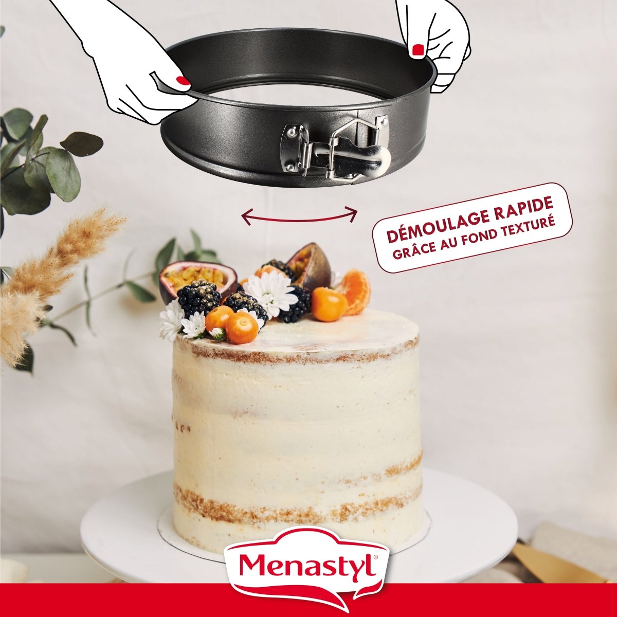 Démoulage facile d'un gâteau décoré avec moule à charnière Amandine 24 cm grâce au fond texturé antiadhésif