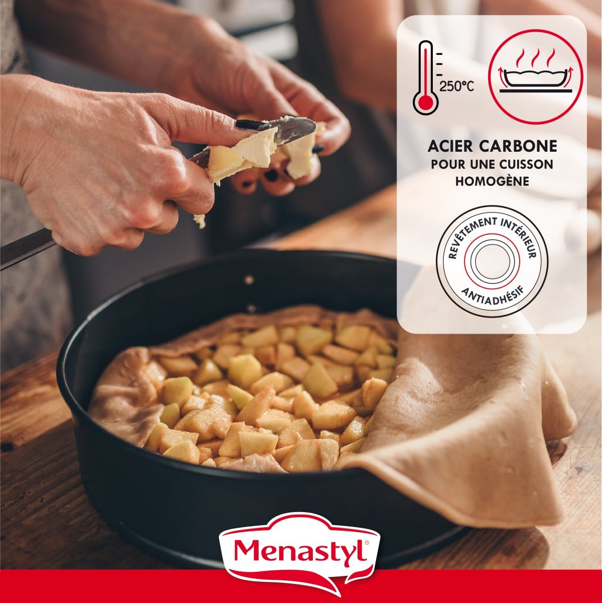 Moule à charnière en acier carbone noir avec pommes caramélisées, préparation pâtisserie sur planche bois