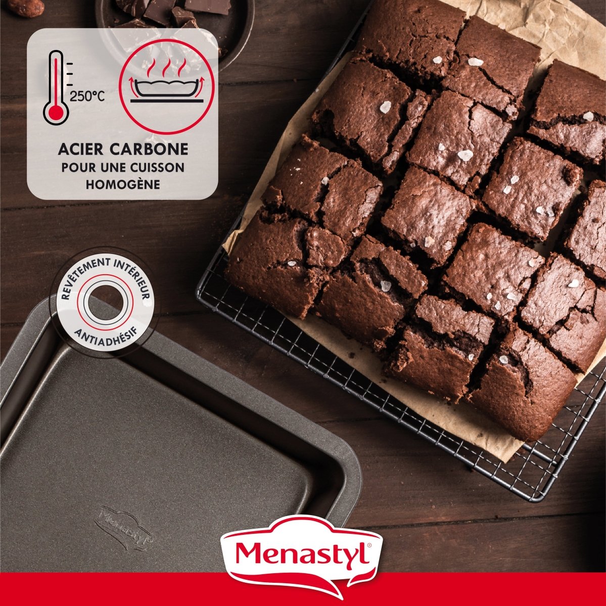 Brownies au chocolat cuits dans un moule carré en acier carbone antiadhésif, présentés découpés sur grille de refroidissement