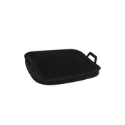 Moule carré en silicone noir avec poignées pour friteuse à air Menastyl, vue en perspective sur fond blanc