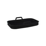 Moule rectangle en silicone noir 23x15 cm Menastyl pour friteuse à air, vue de trois-quarts avec insert grillé amovible