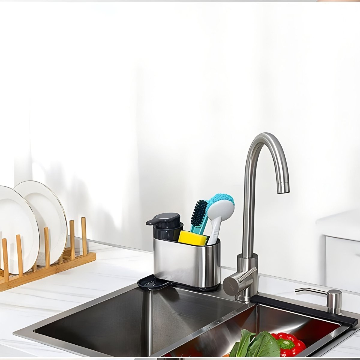 Organisateur d'évier 2 en 1 en inox avec brosse et éponge, installé près du robinet de cuisine
