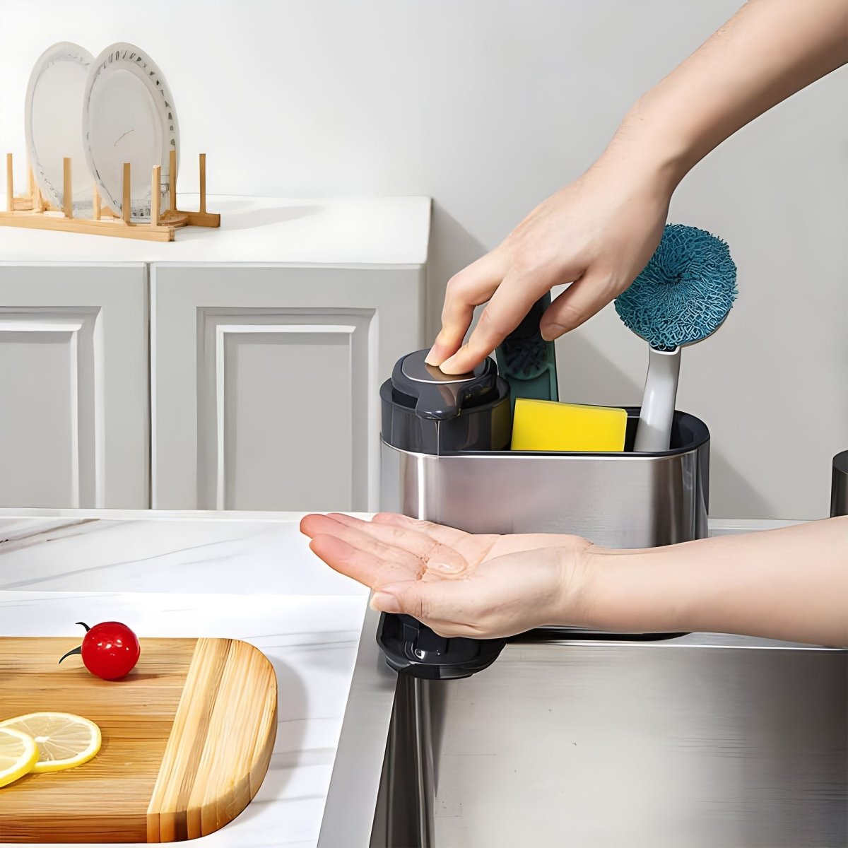 Main pressant distributeur de savon intégré à l'organisateur d'évier 2 en 1 inox avec porte-éponge et brosse