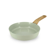 Poêle Colorama 20 cm céladon avec manche bois effet chêne Menastyl, vue trois quarts sur fond blanc