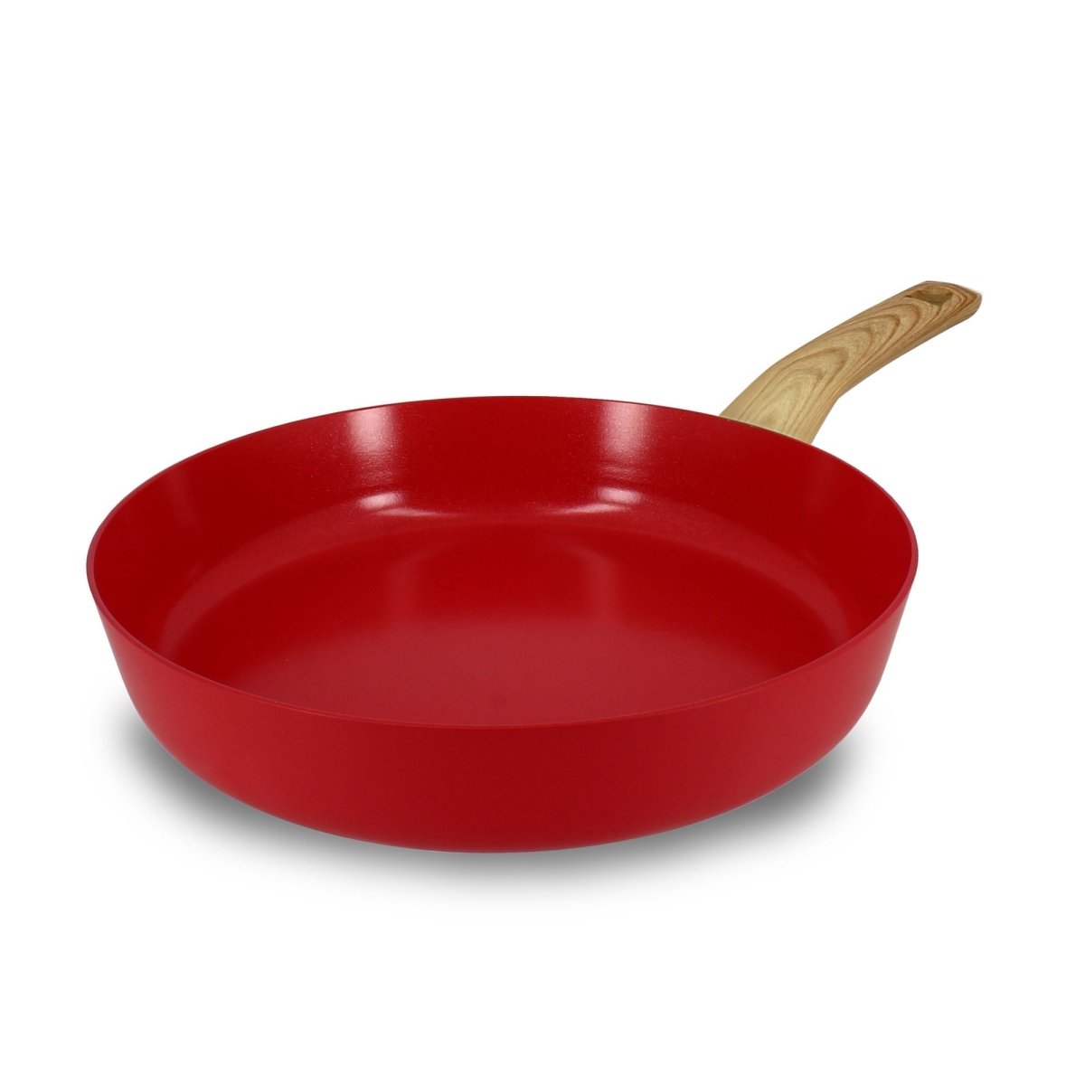Poêle Colorama 28 cm rouge avec manche en bois, vue trois quarts sur fond blanc