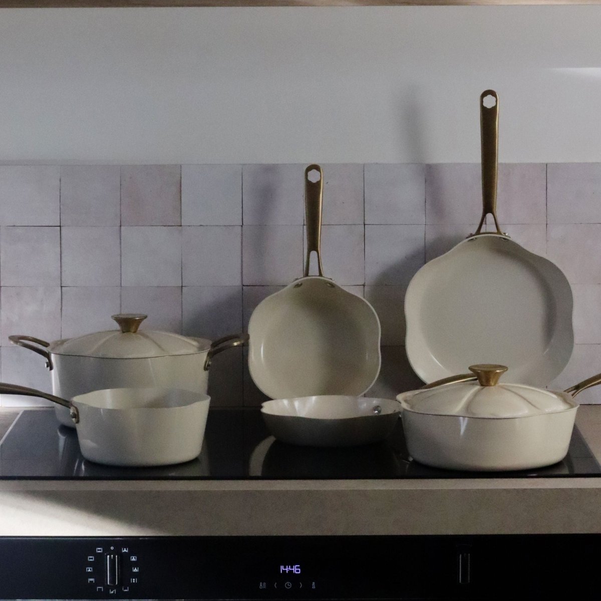 Collection de poêles et casseroles Dahlia beige en aluminium recyclé sur plaque induction