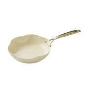 Poêle Dahlia 24 cm Menastyl en aluminium recyclé beige avec manche doré, vue de trois quarts sur fond blanc