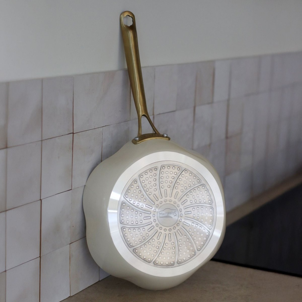 Poêle Dahlia 26 cm beige en aluminium recyclé, vue de dessous avec motif dahlia et manche doré suspendu