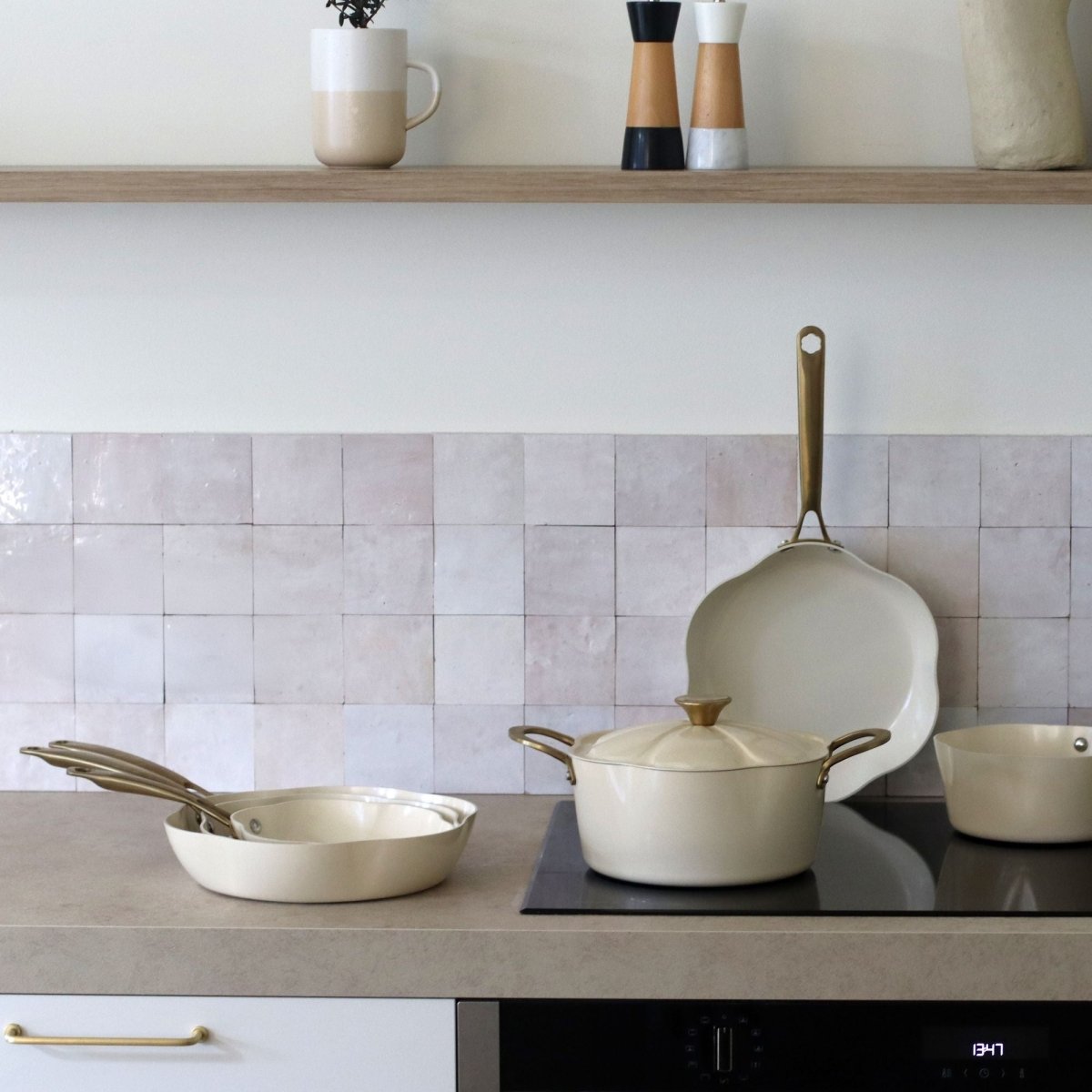 Poêle Dahlia 28 cm beige et casserole assortie sur plaque induction, cuisine moderne avec crédence zellige