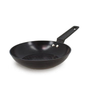 Poêle à frire First 20 cm en aluminium noir Menastyl avec revêtement antiadhésif, vue de trois quarts