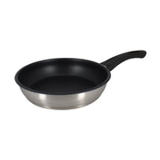 Poêle First 24 cm en acier inoxydable Menastyl, revêtement noir antiadhésif, vue en angle sur fond blanc