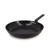 Poêle First 28 cm en aluminium noir Menastyl avec revêtement antiadhésif texturé, vue de trois-quarts