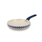 Poêle Ginette 20cm Menastyl crème avec motif carreaux bleu marine, vue trois-quarts sur fond blanc