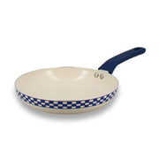Poêle Ginette 24cm beige avec motif carreaux bleus et manche bleu marine Menastyl, vue de trois quarts