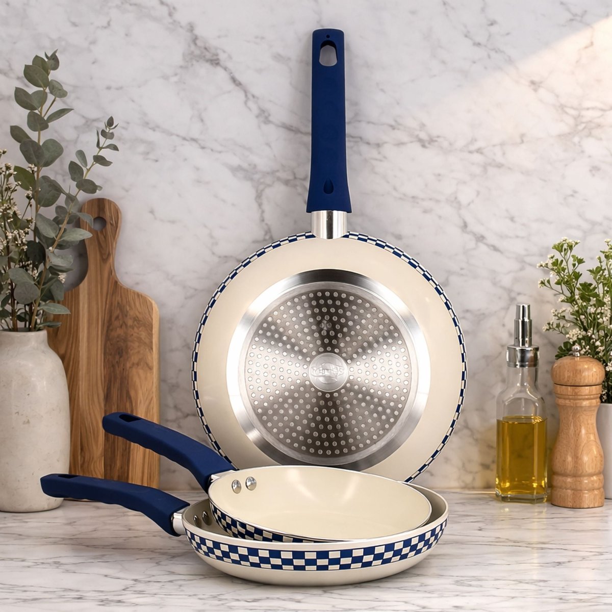 Poêle Ginette 24cm en aluminium recyclé avec détail intérieur antiadhésif, décor carreaux bleu et blanc, ambiance cuisine rétro française