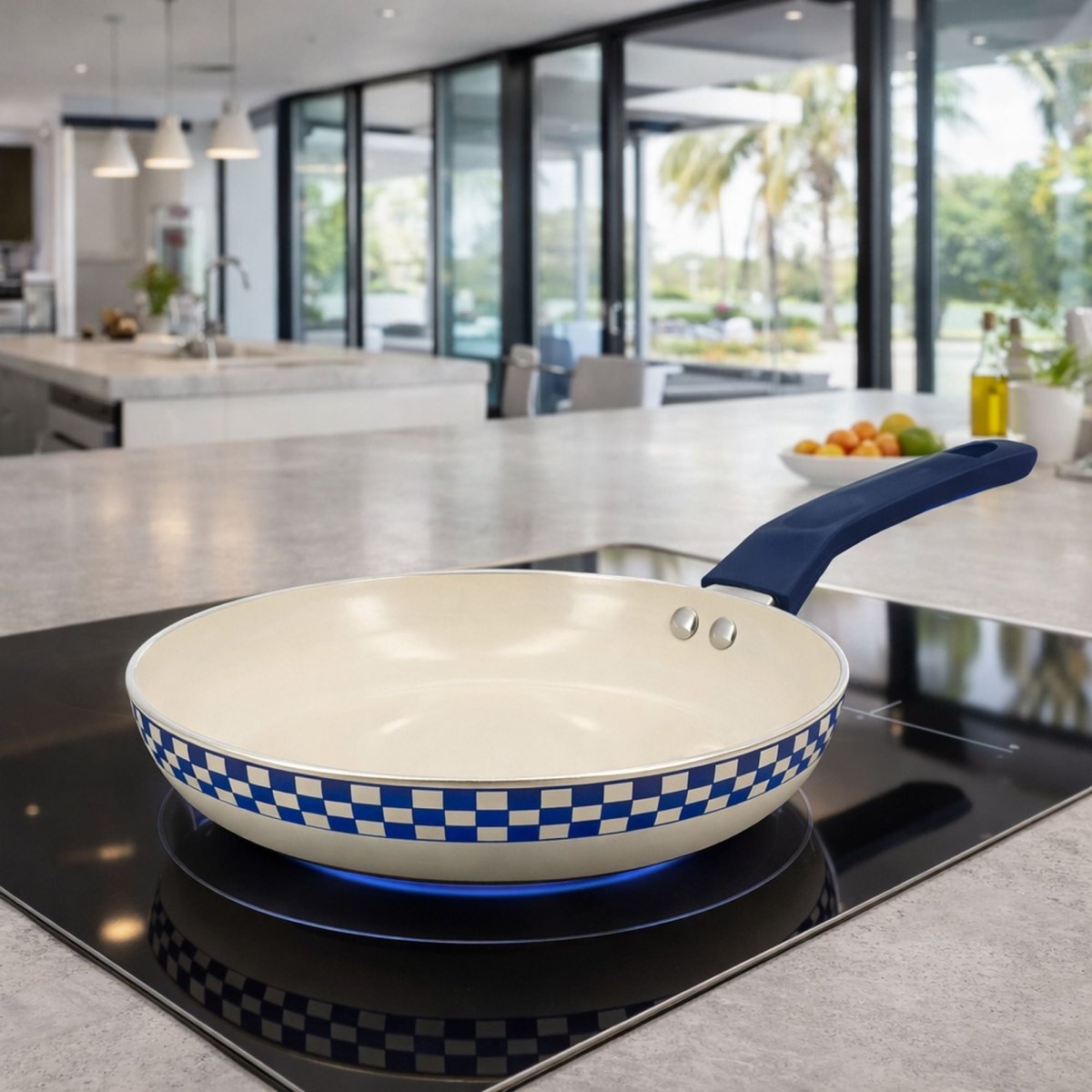 Poêle Ginette 24cm à carreaux bleus et blancs avec manche bleu marine, posée sur plaque induction dans cuisine moderne