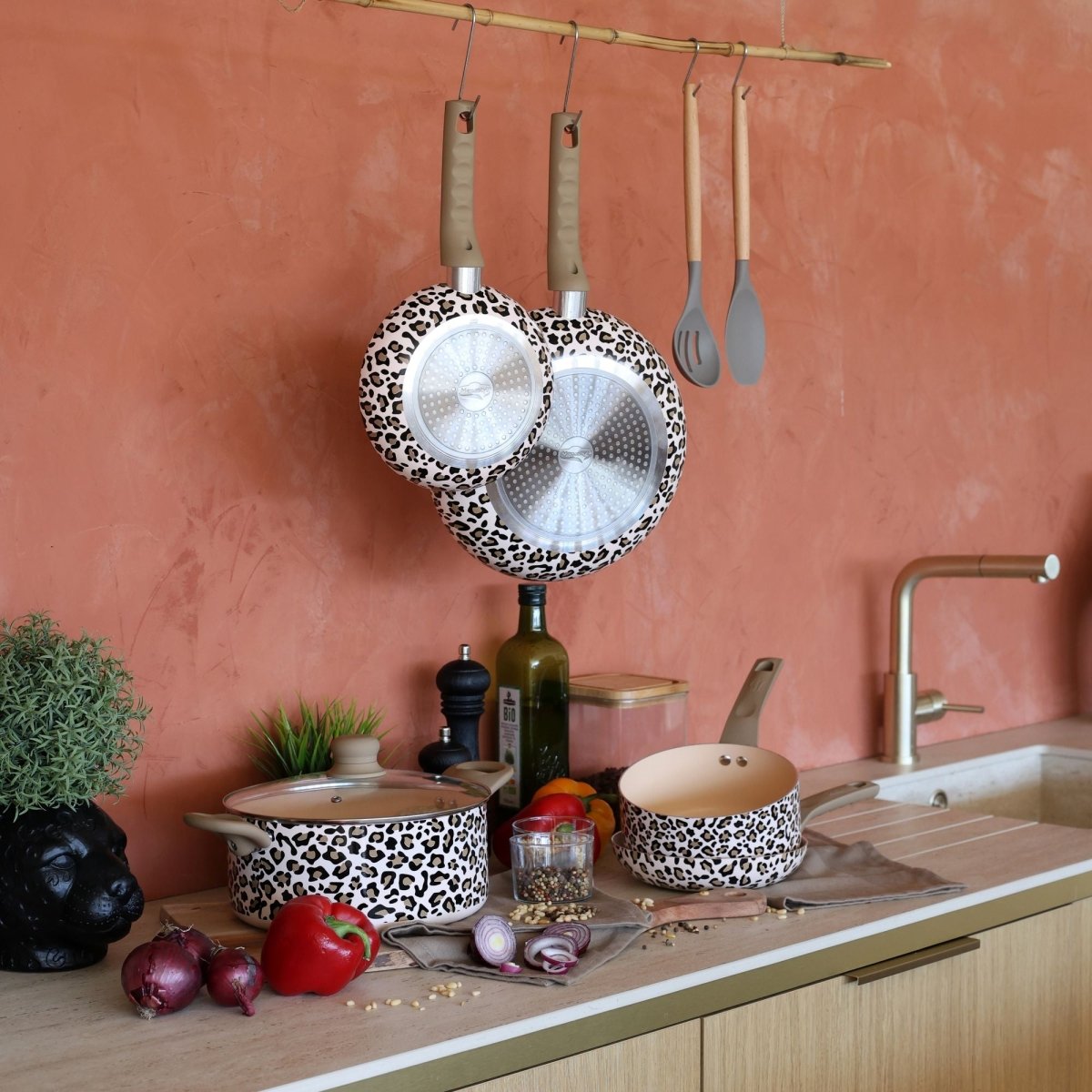 Poêle Léopard 24cm et ustensiles motif léopard suspendus dans cuisine moderne aux murs terracotta