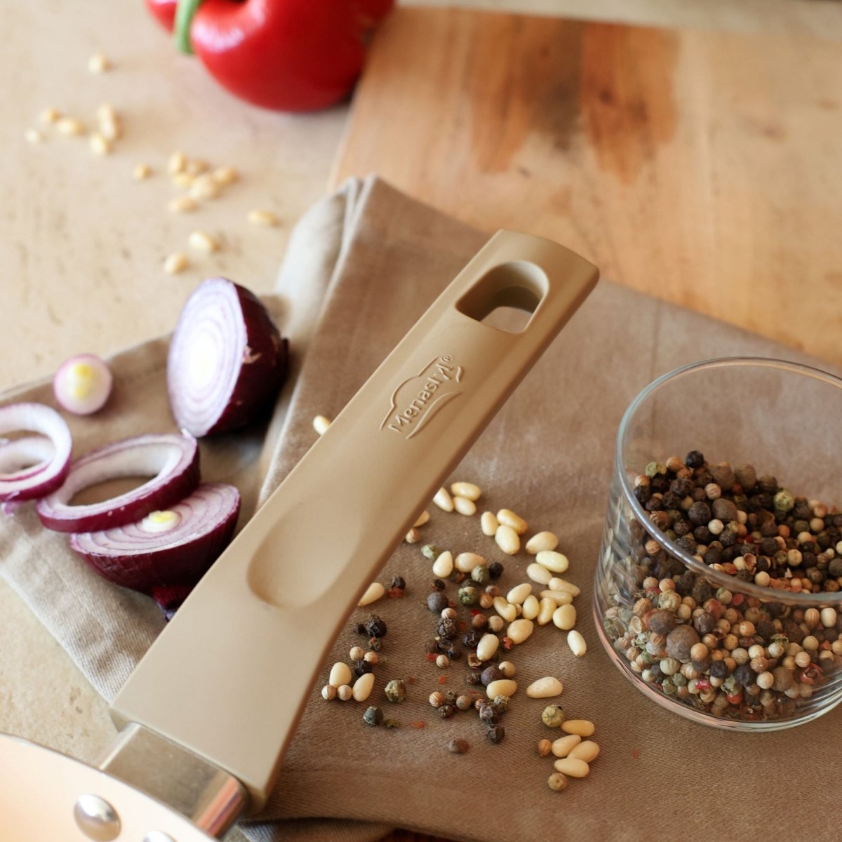 Ambiance culinaire avec ingrédients autour d'une planche à découper en bois, préparation recette