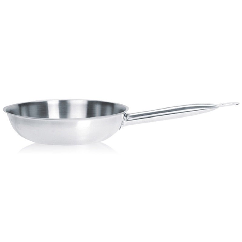 Poêle professionnelle inox 30 cm Menastyl avec poignée tubulaire, vue de profil sur fond blanc