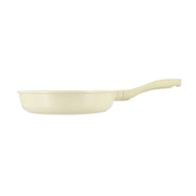 Poêle Pure 28cm crème en fonte d'aluminium recyclé Menastyl, vue de profil sur fond blanc