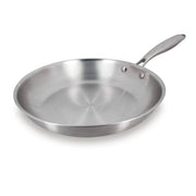 Poêle Trinox 28cm en acier inoxydable triple couche Menastyl, vue de trois quarts sur fond blanc
