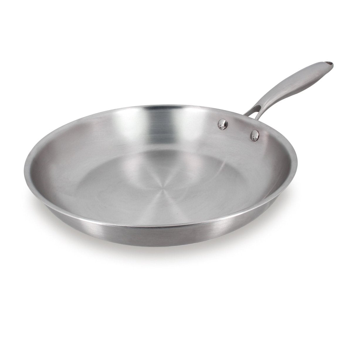 Poêle Trinox 28cm en acier inoxydable triple couche Menastyl, vue de trois quarts sur fond blanc