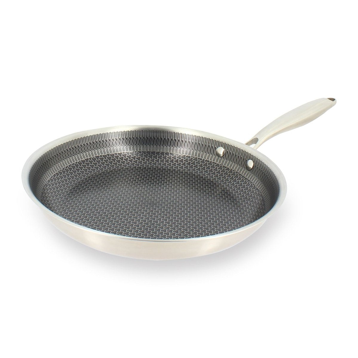 Poêle Trinox 30cm en acier inoxydable avec revêtement antiadhésif Menastyl, vue de trois quarts sur fond blanc
