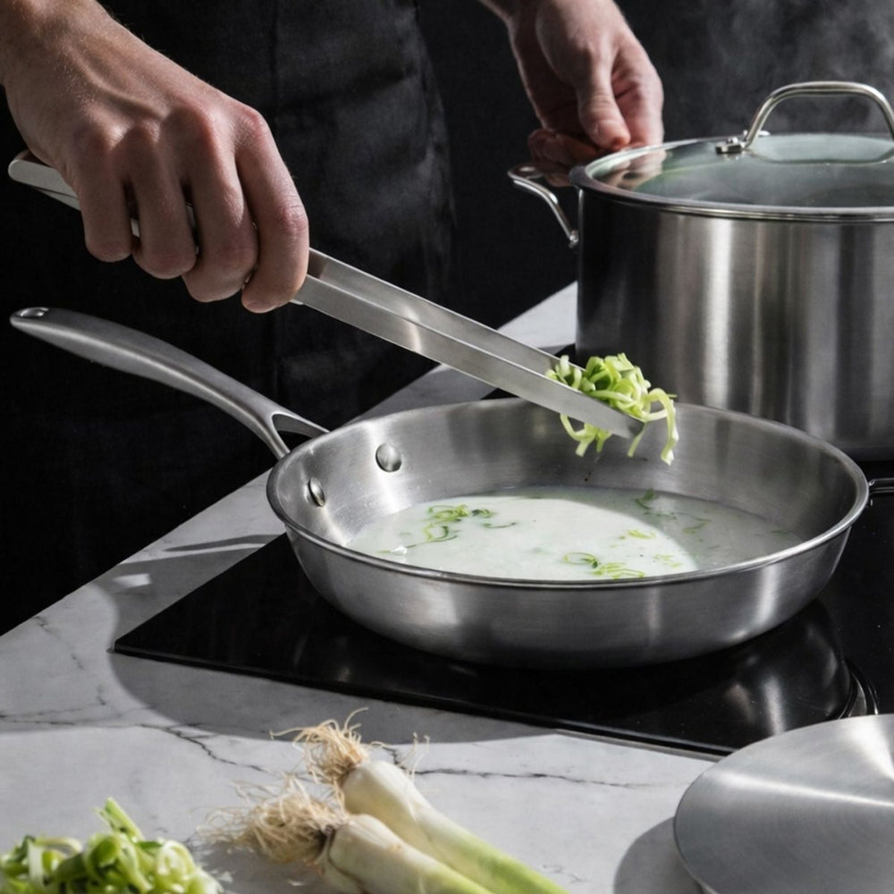 Cuisson professionnelle dans poêle inox Triply 24cm, ajout d'échalotes dans sauce crémeuse