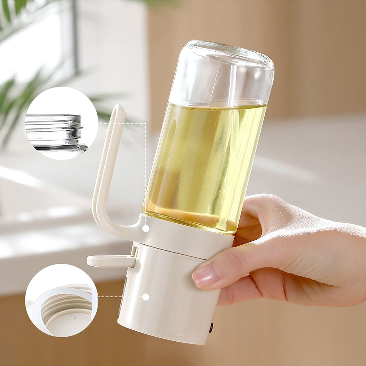 Pulvérisateur d'huile 250ml en verre transparent tenu en main, détail du mécanisme de fixation en plastique blanc