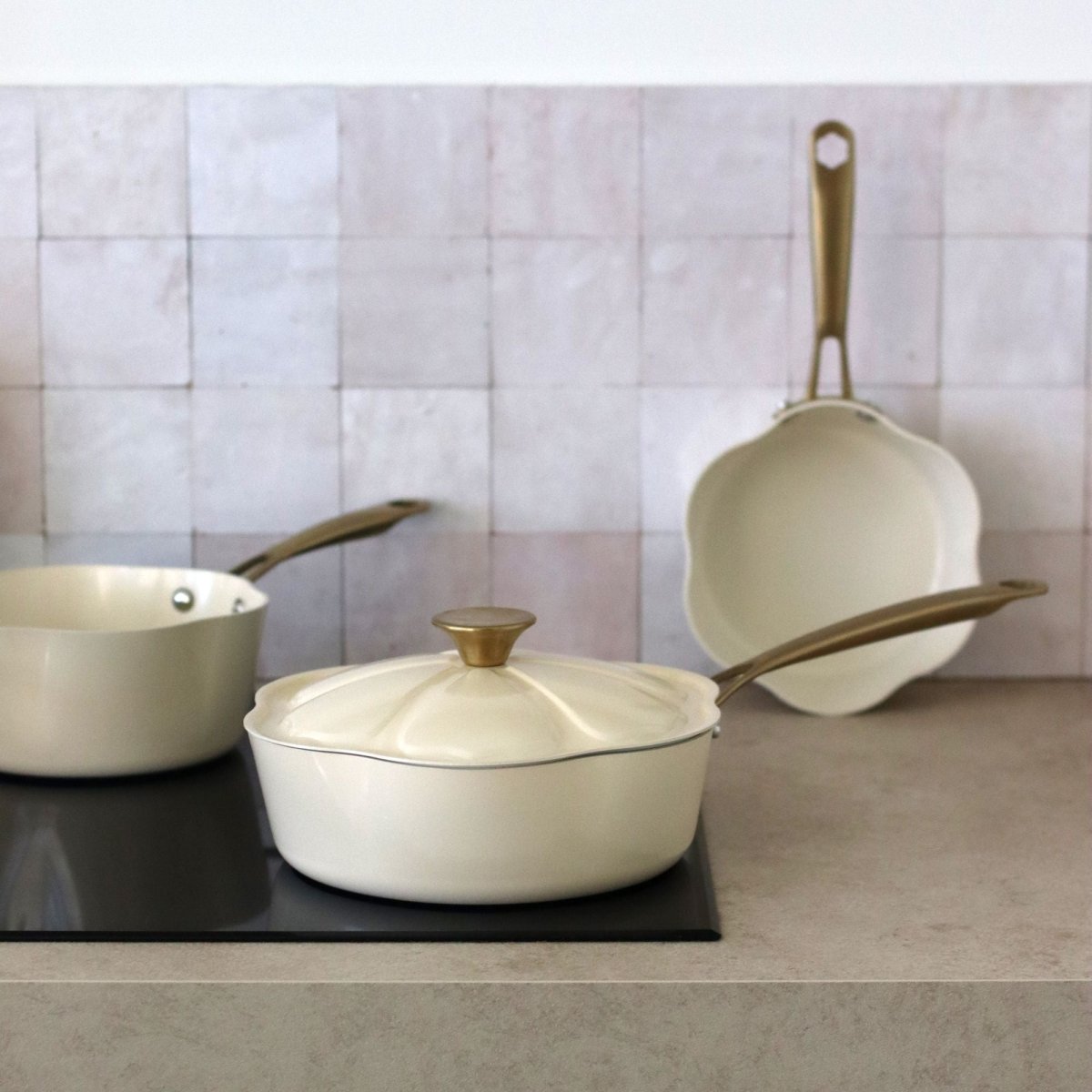 Ensemble de sauteuses et casseroles Dahlia beige 24 cm en aluminium recyclé sur plan de travail moderne