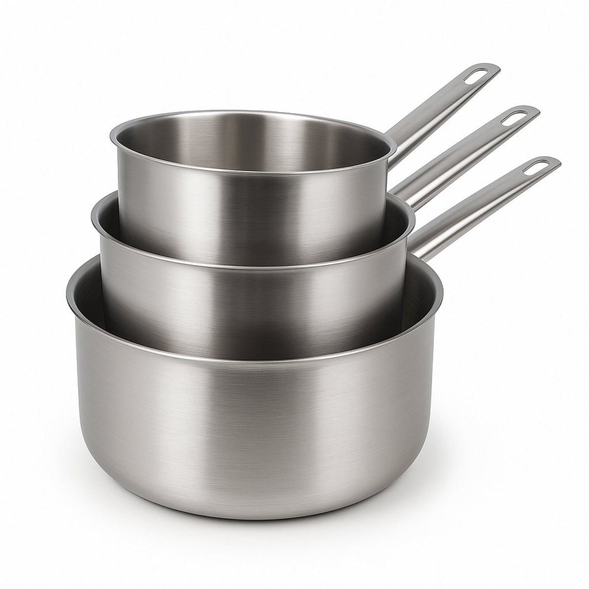 Set de 3 casseroles Professionnel en acier inoxydable Menastyl, empilées, vue de trois-quarts sur fond blanc