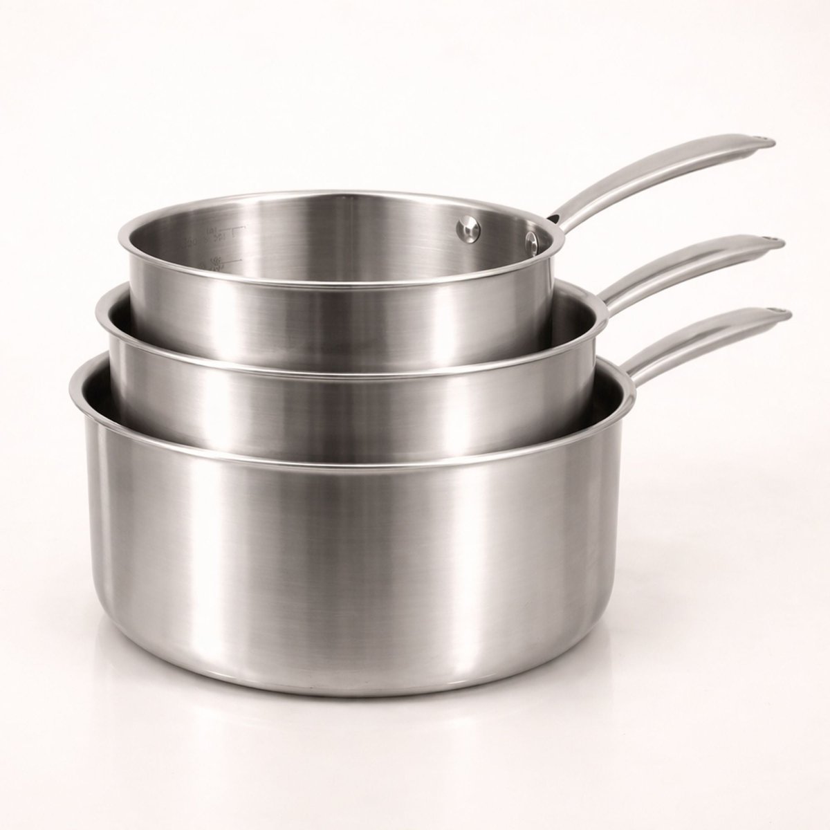 Set de 3 casseroles Triply Menastyl en acier inoxydable empilées, vue perspective avec manches arrondis