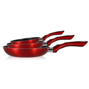 Set de 3 poêles Cerise Menastyl en aluminium rouge brillant 24, 28 et 32 cm, empilées sur fond blanc