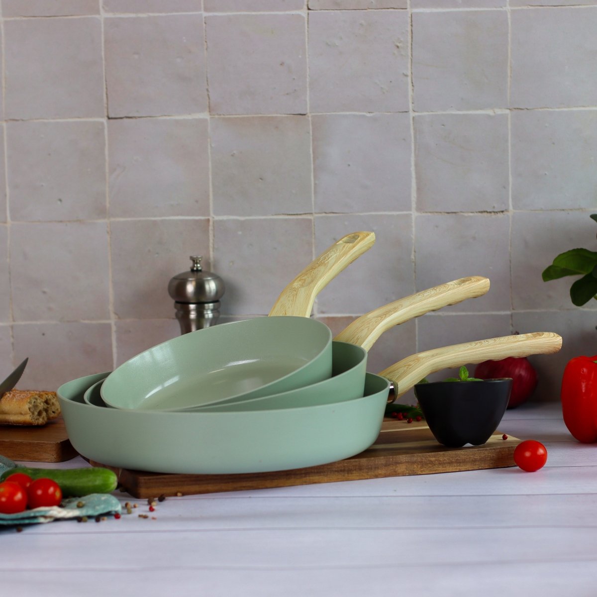 Set de 5 pièces Colorama céladon avec poêles et casserole en aluminium recyclé, manches bois naturel, sur planche bois