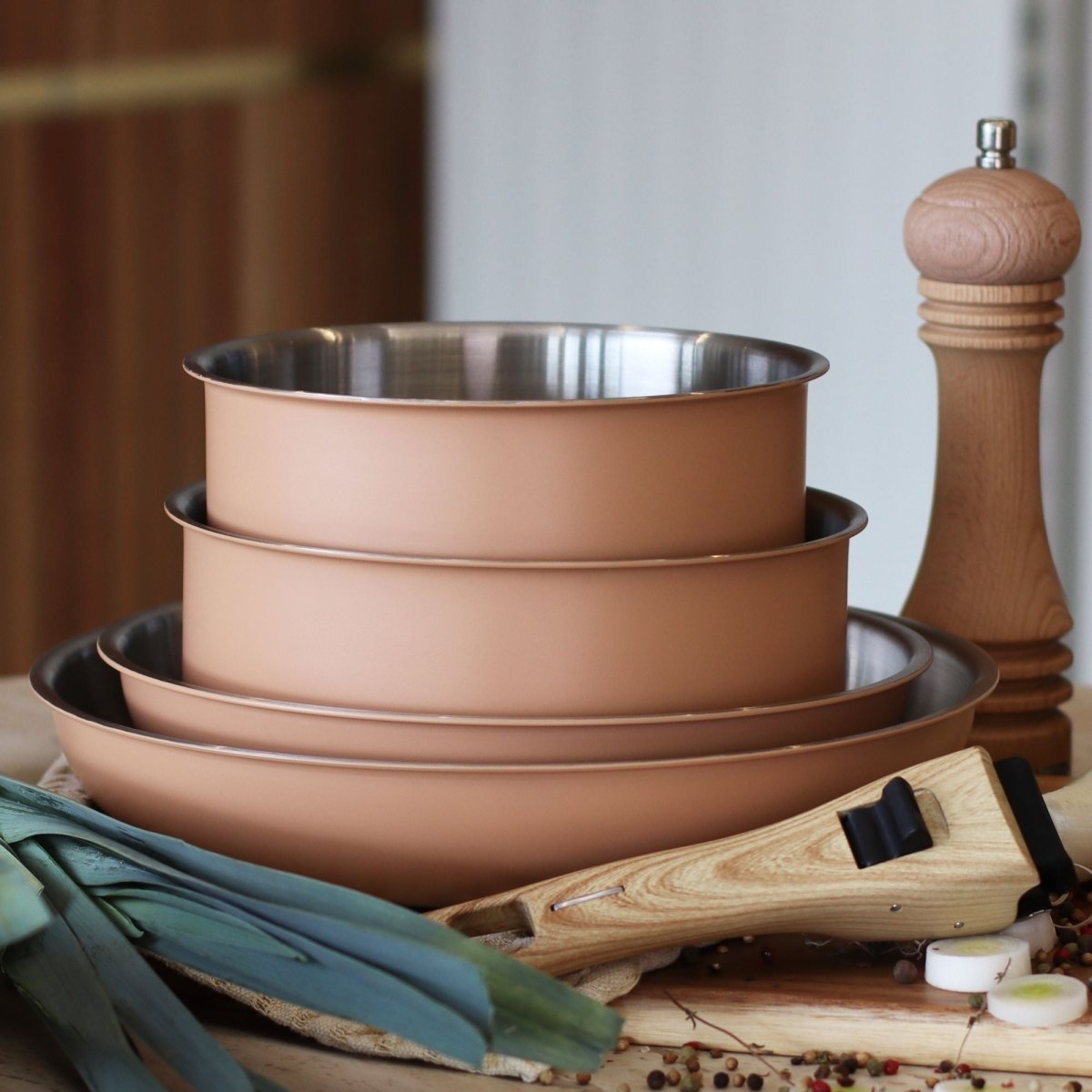 Batterie cuisine Easynox cuivre : 3 casseroles inox empilées avec poivre et planche découpe
