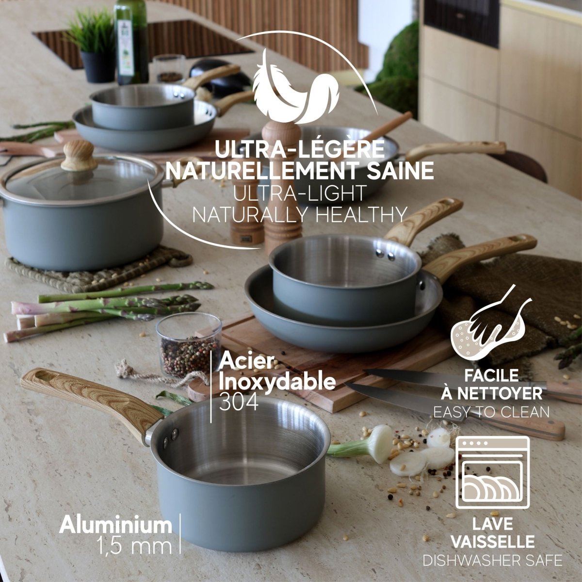 Set de casseroles Easynox inox et aluminium avec ustensiles en bois, aspèrges fraîches sur plan de travail