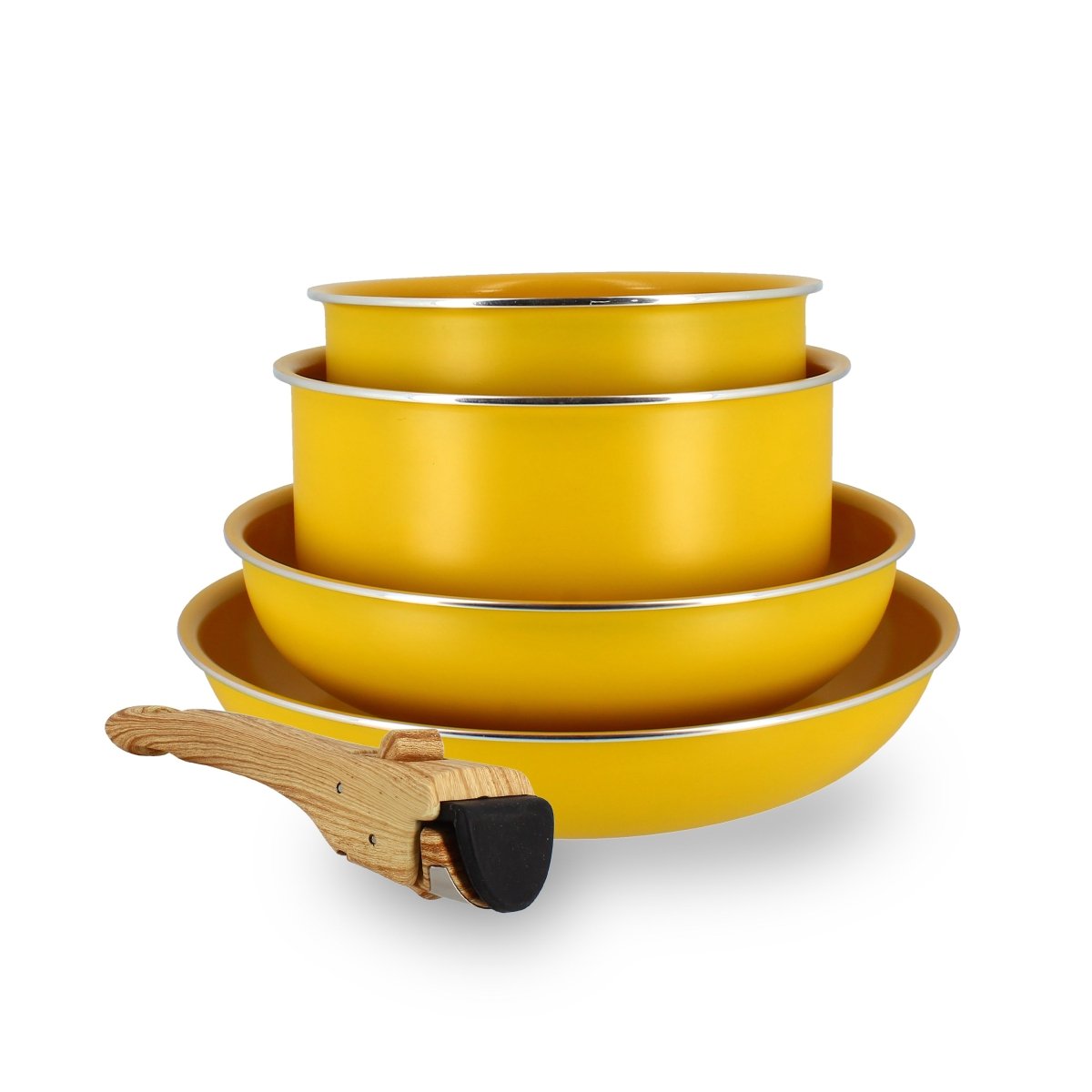 Set de 5 pièces aluminium recyclé jaune avec poignée amovible bois, empilé en pyramide sur fond blanc