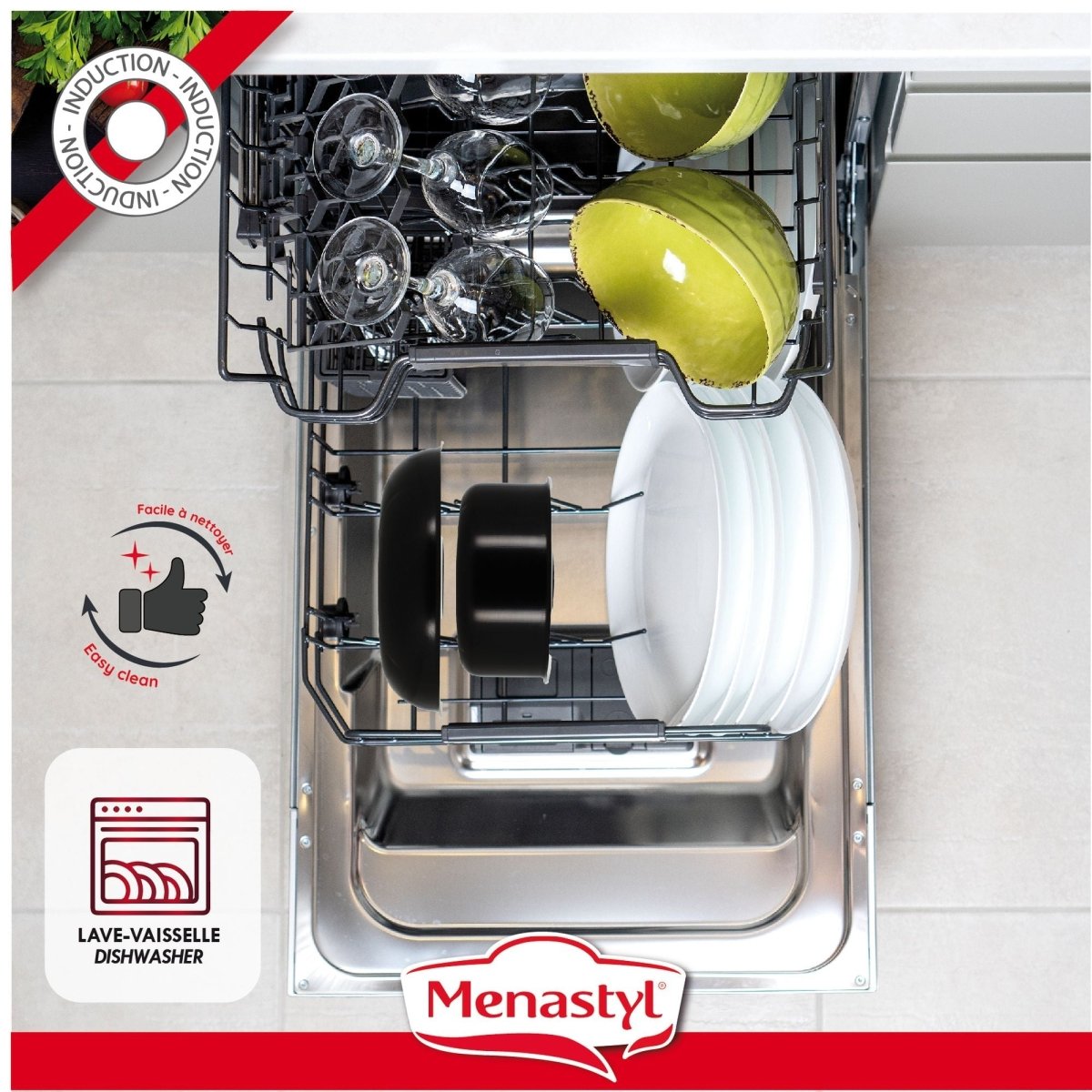 Batterie de cuisine Iris 5 pièces en aluminium noir rangée dans un lave-vaisselle ouvert avec assiettes et verres