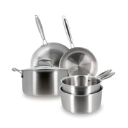 Set de 5 pièces Trinox en acier inoxydable Menastyl, casseroles et poêles empilées sur fond blanc