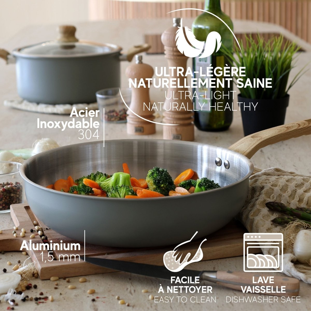 Poêle Easynox en aluminium et inox 304 avec légumes sautés, mise en scène cuisine moderne sur plan de travail bois